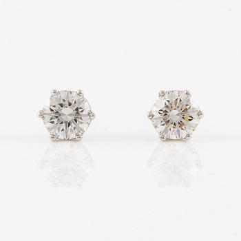 Earrings, 18K white gold set with brilliant-cut diamonds, total 1.02 ct. Accompanied by GIA dossier.