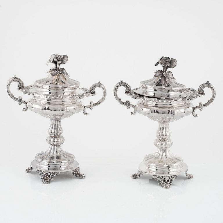 Gustaf Möllenborg (Carl Teodor Féron), strösockerskålar med lock, ett par, silver, nyrokoko, Stockholm 1856.