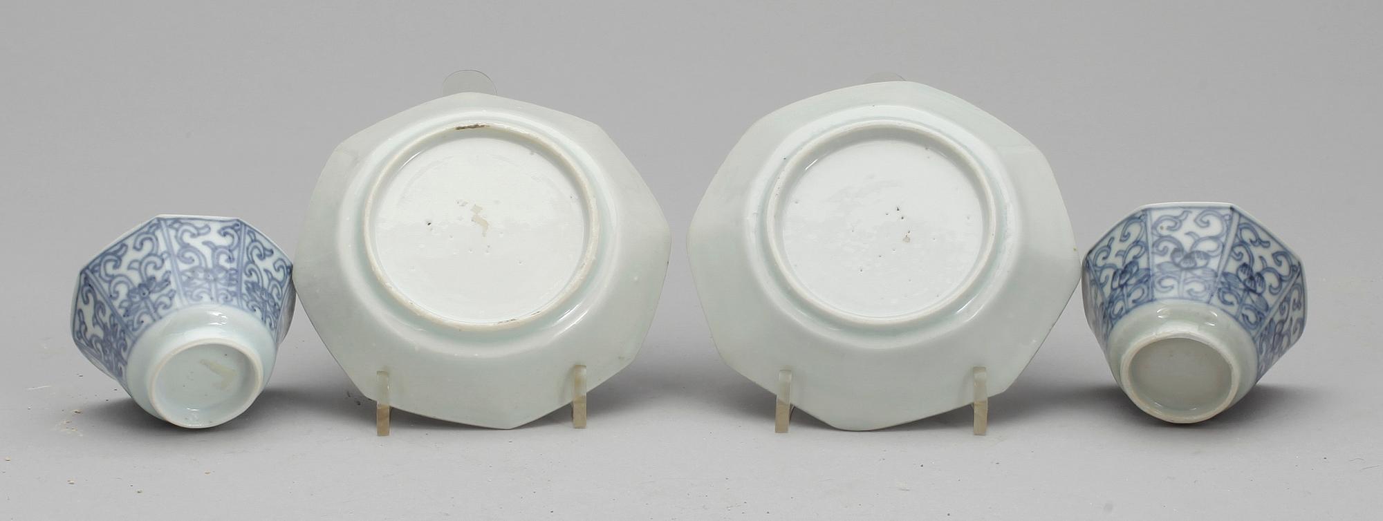 KOPPAR med FAT, ett par, porslin, Kina, Kangxi (1662-1722).