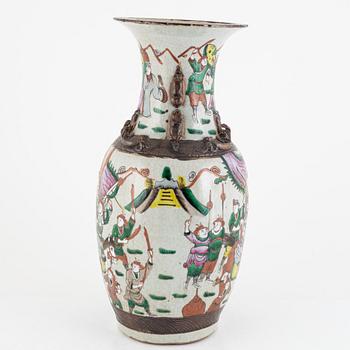 A Chinese enamelled vase, late Qingdynasty / around 1900.