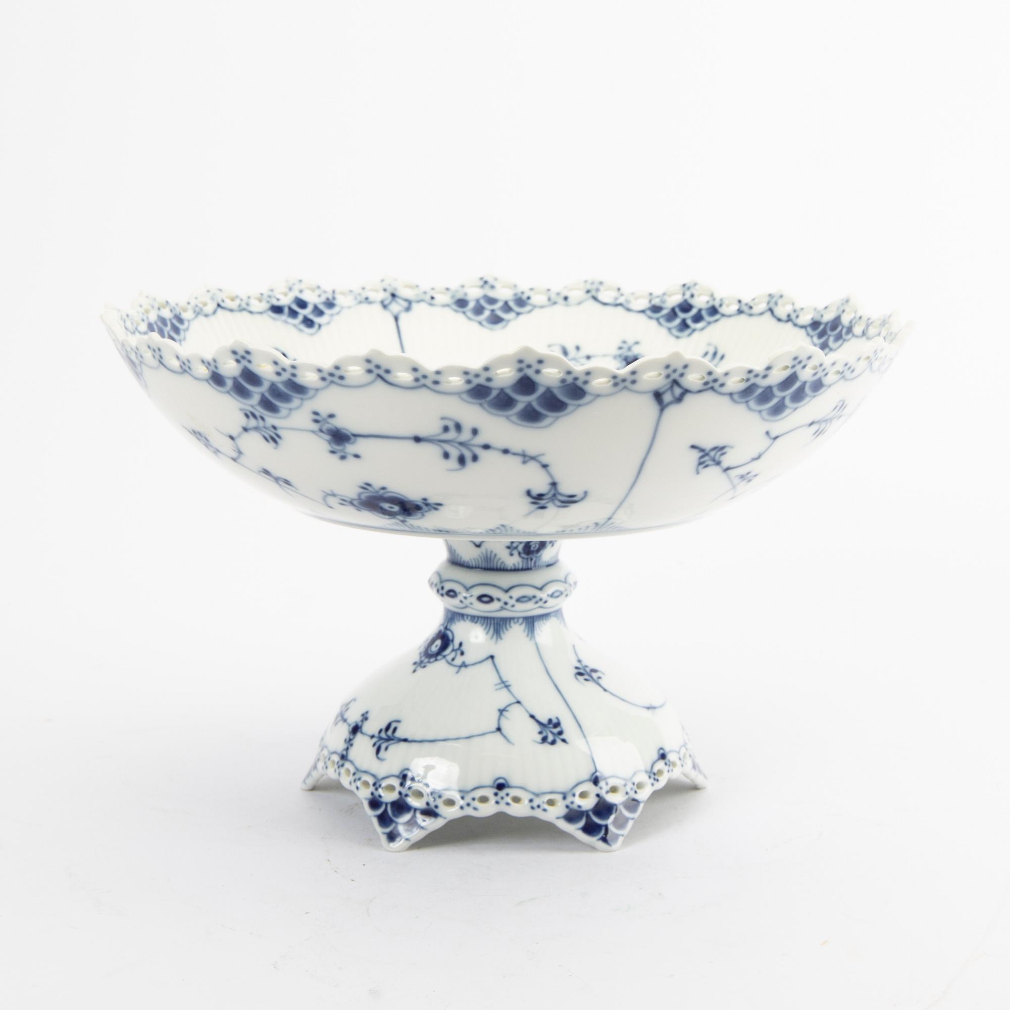 Bowl on foot Musselmalet Helblonde Royal Copenhagen 1974-78 porcelain.