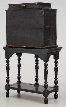 KABINETTSKÅP. Troligen Flandern, 1600-talets andra hälft. Barock.