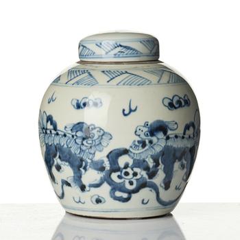 A blue and white porcelain pot, China, Qing dynasty, 19th century.