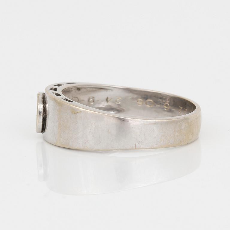 RING, 18K vitguld med briljantslipad diamant, 0,48 ct. Total vikt ca 6,43 g.