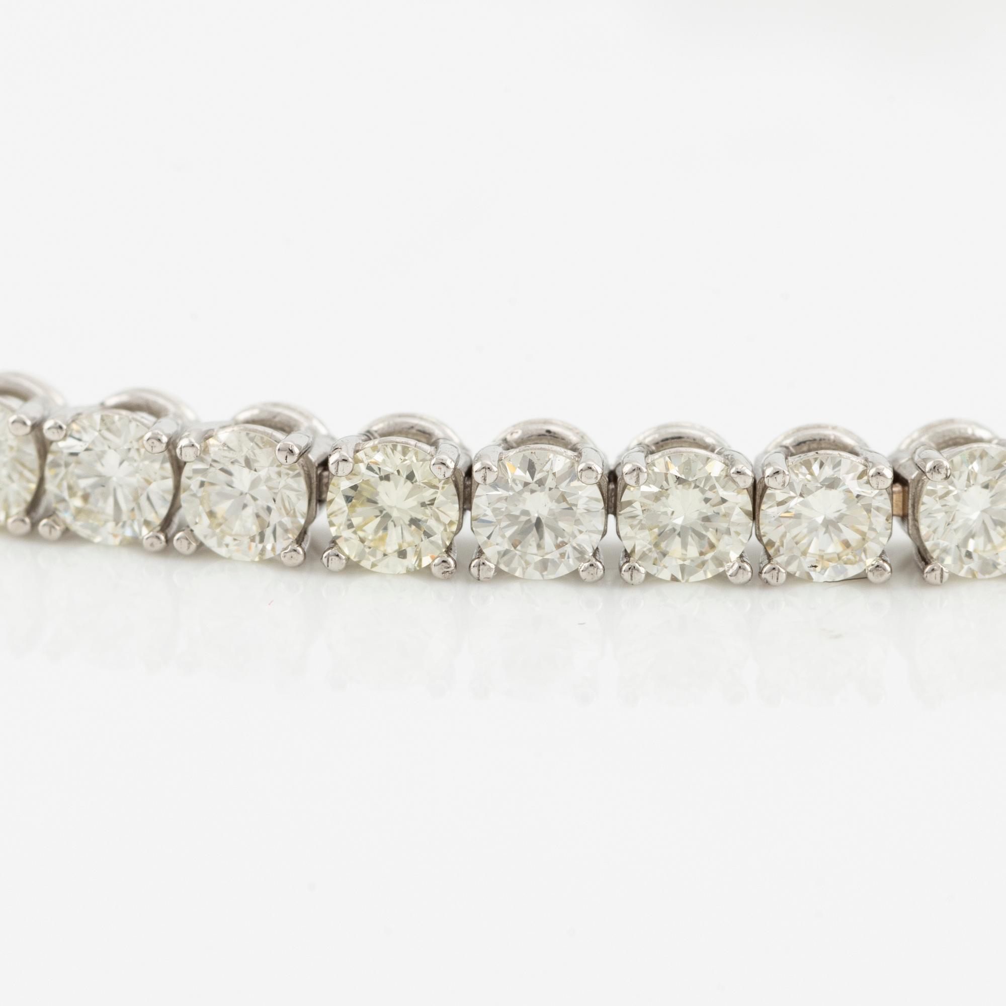 Tennis bracelet in 18K gold with round brilliant-cut diamonds.
