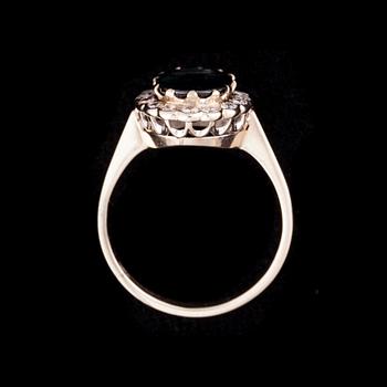 RING, 18K vitguld, safir, diamanter. E. Lindroos. Vikt ca 4,5 g.