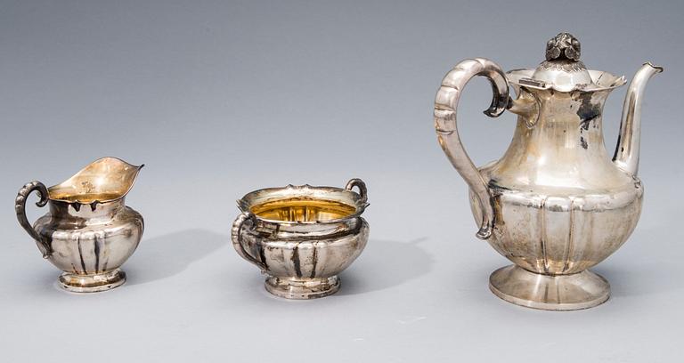 KAFFESERVIS, 3 delar, silver, Auran Kultaseppä Oy, Åbo, 1937-1938. Totalvikt 1137 g.