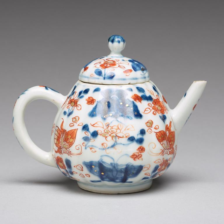 An imari tea pot with cover, Qing dynasty, 18th Century.