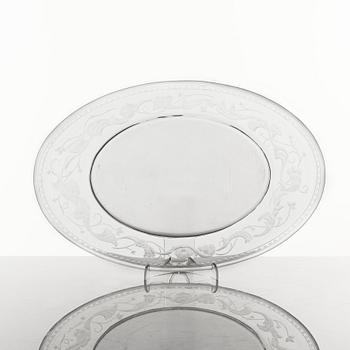 Simon Gate, an engraved Swedish Grace glass bowl on a plate, Orrefors, Sweden 1925, model 147.