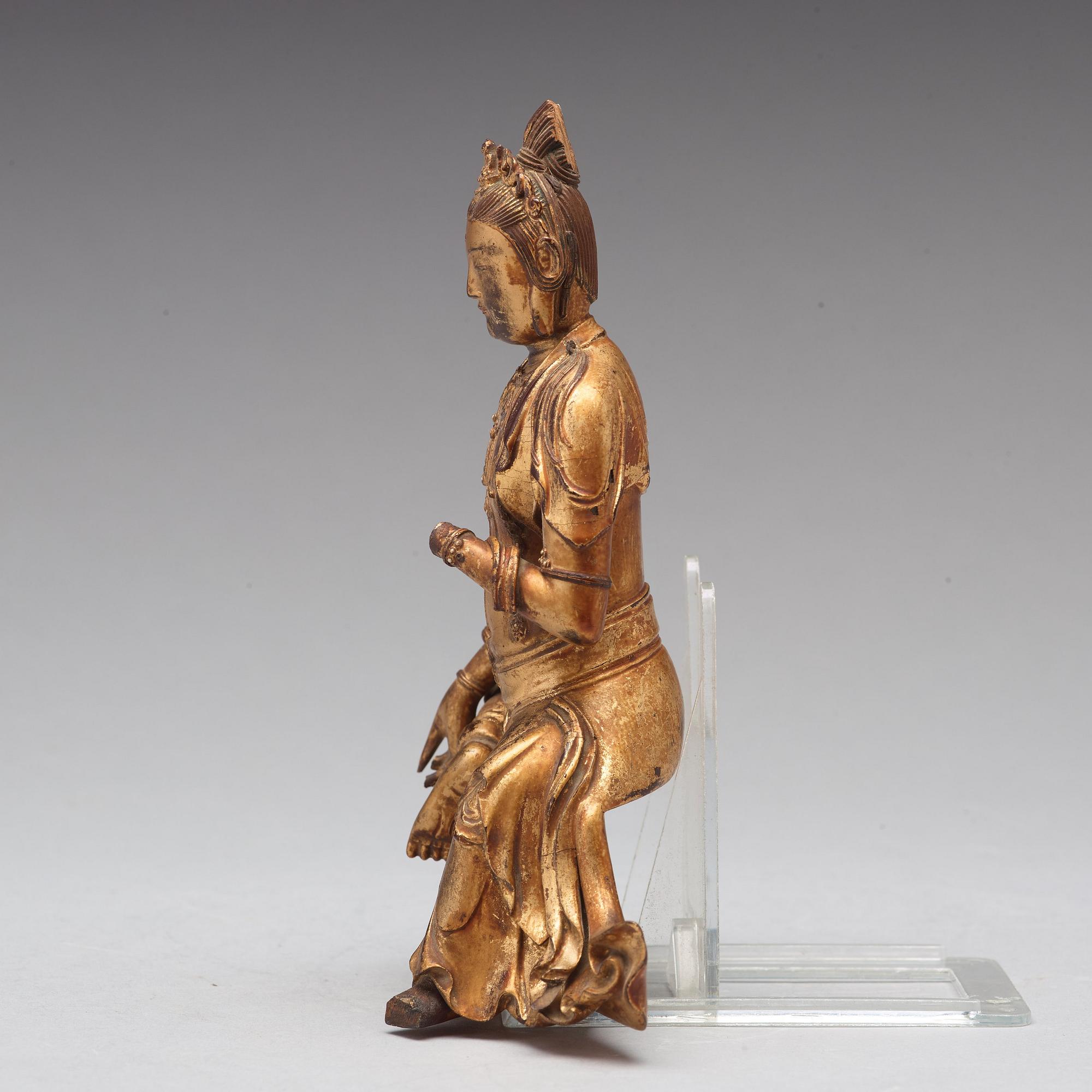 A lacquered wooden figure of Guanyin, 17th/18th Century.