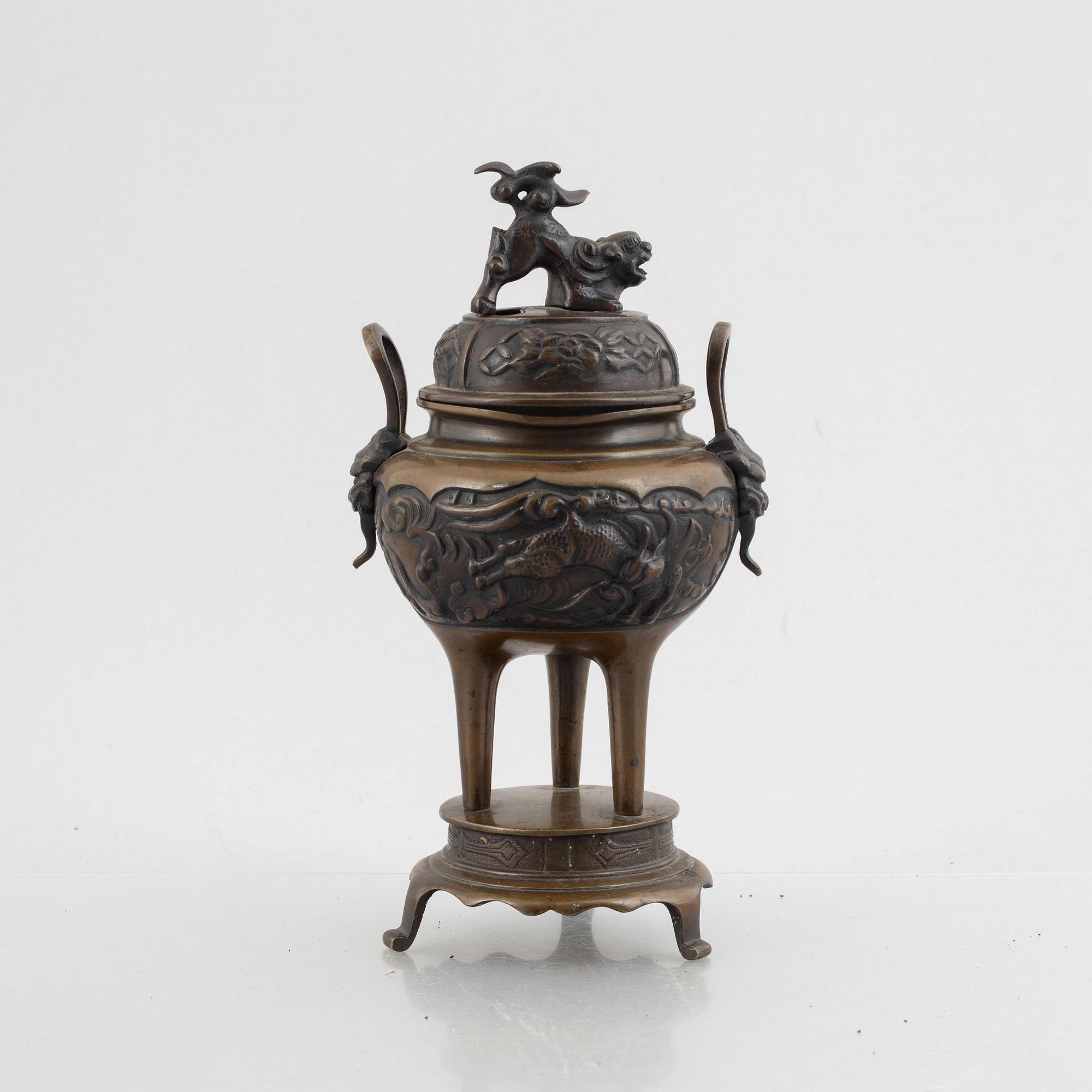 A Japanese bronze tripod censer, 19th century.