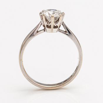 An 18K white gold ring with a ca. 1.10 ct diamond. Kalevi Piiranen, Helsinki 1982.