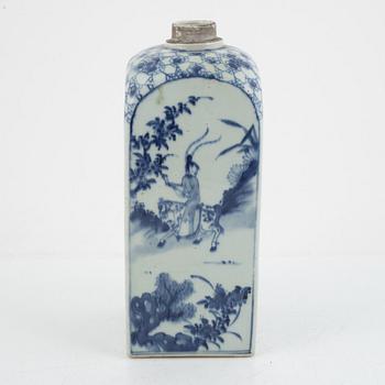 A Chinese blue and white transition flask, 17th century.