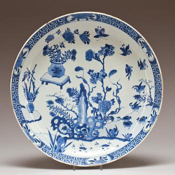 A pair of blue and white dishes, Qing dynasty, Kangxi (1662-1722).