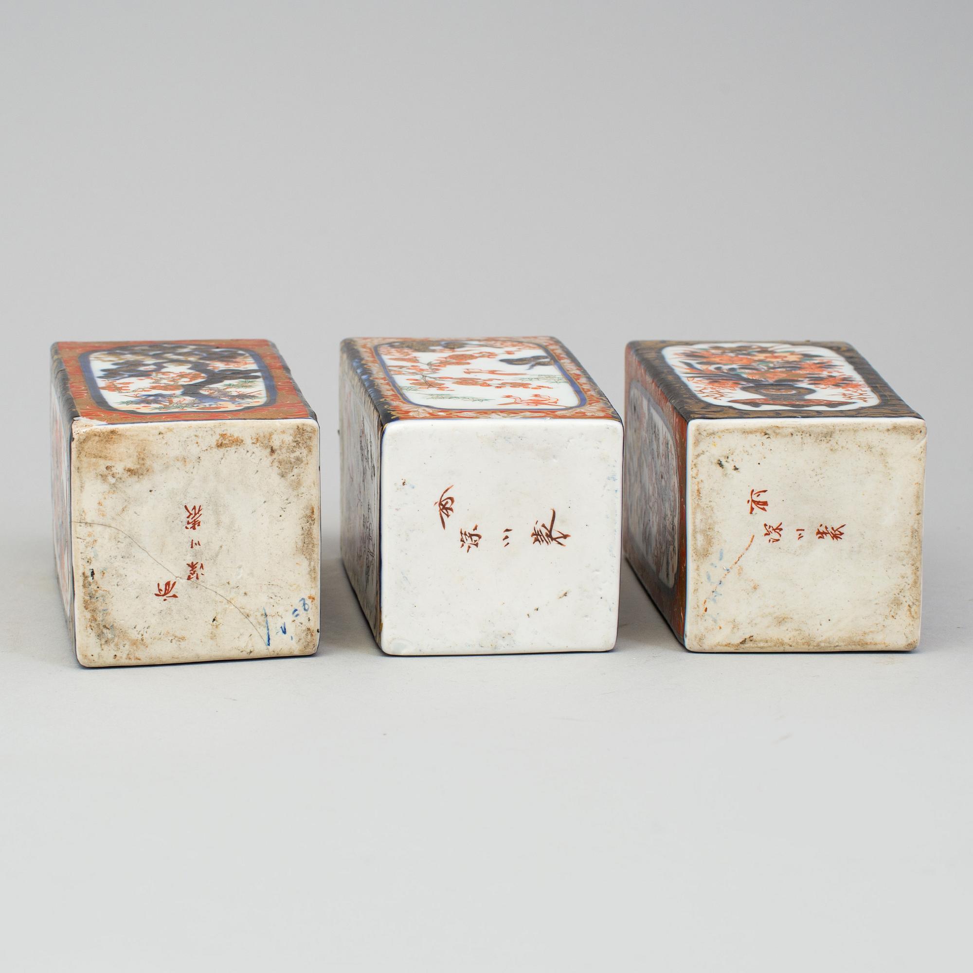 Three Japanese Imari flasks/vases. Meiji period (1868-1912).