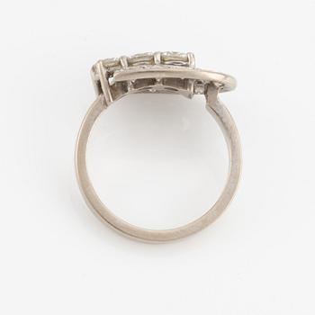 Ring, 18K white gold in the shape of a horseshoe with brilliant-cut diamonds.