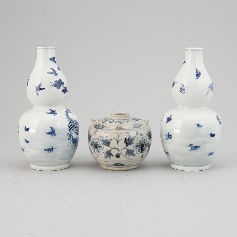A pair of blue and white 'double gourd' vases, Qing dynasty, late 19th century, and a ceramic jar, south east asian.