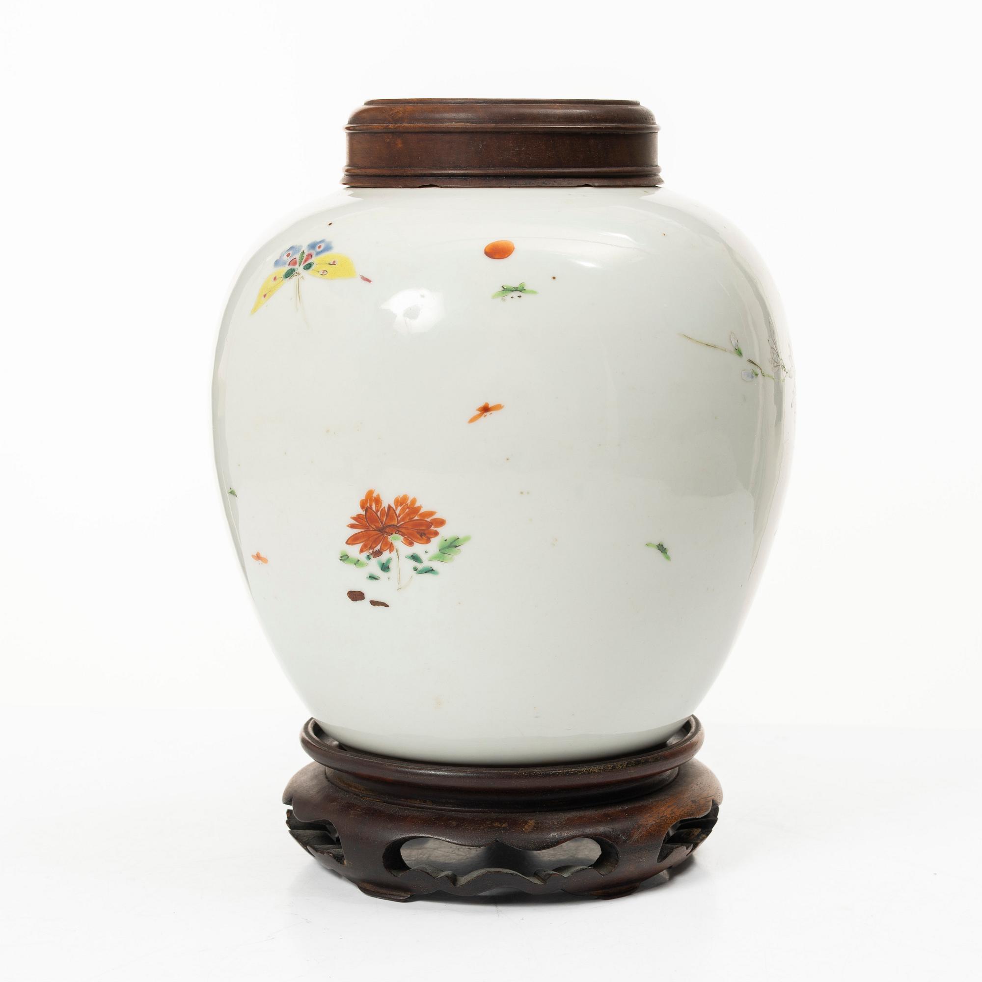 A porcelain pot with wooden cover and stand, China, Qing dynasty, 19th century.