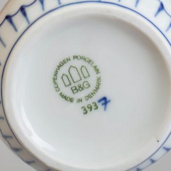 A part tea and coffee porcelain service, 'Musselmalet', Royal Copenhagen and Bing & Gröndal, 20th century (23 pieces).