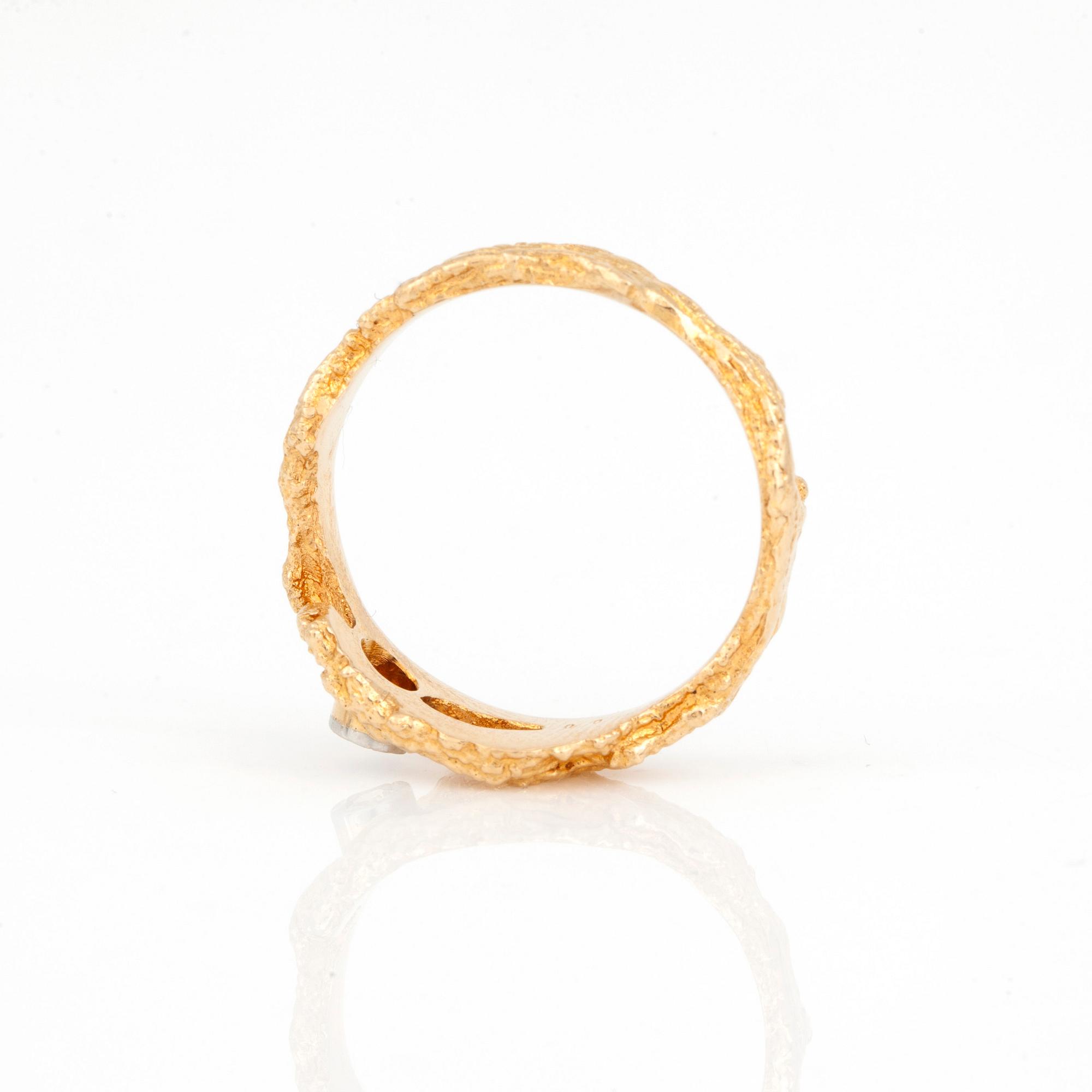 RING, 18K guld med diamant a 0.02 ct. Lapponia, Finland 1975. Total vikt ca 3,3 g.