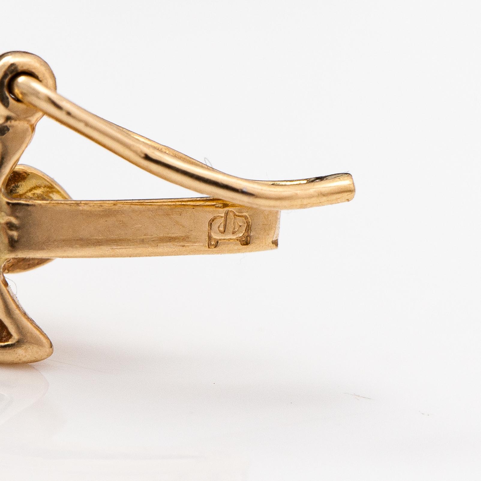 A 14K gold and diamonds ca. 0.16 ct in total.