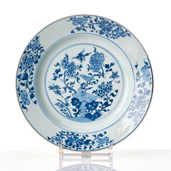 A set of five blue and white plates, Qing dynasty, Qianlong (1736-95).