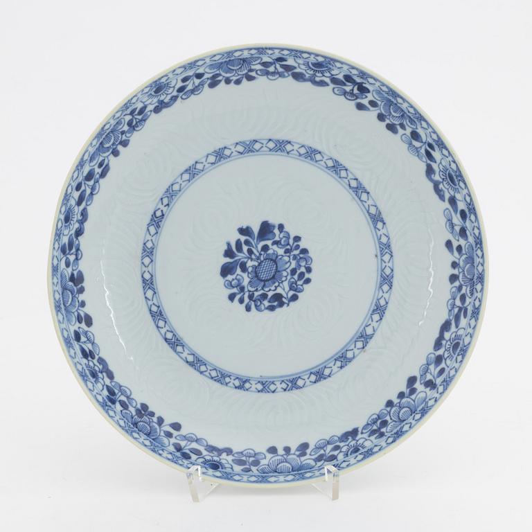 A blue and white dish, Qing dynasty, Qianlong (1736-95).