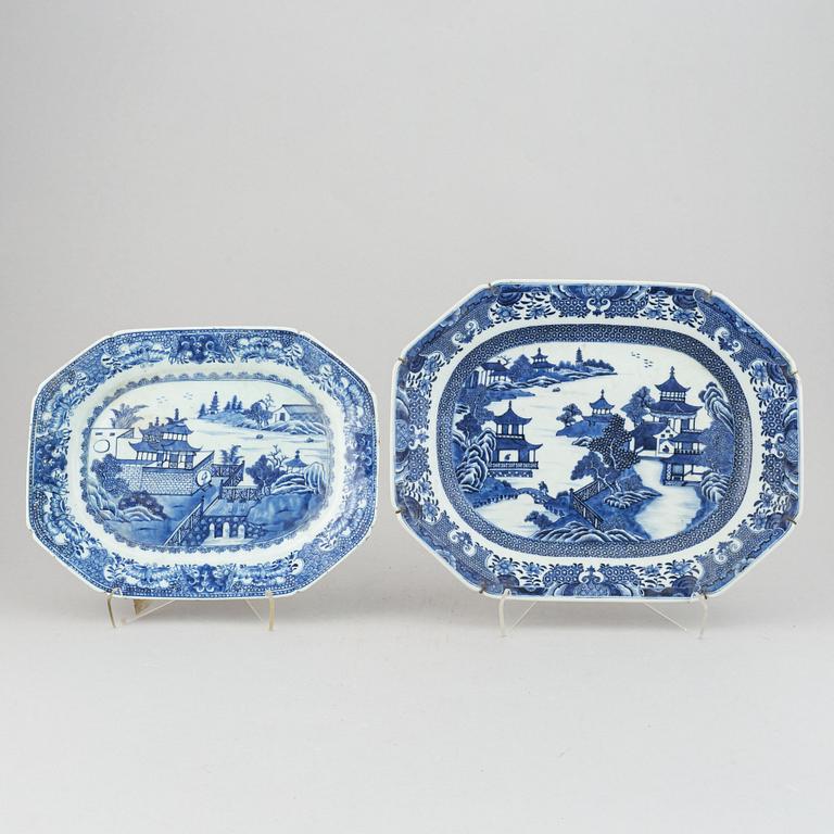 Stekfat, 2 st,  kompaniporslin, Kina, Qianlong (1736-95).