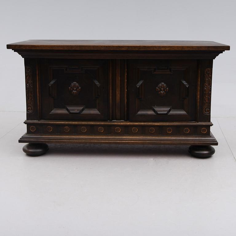 SERVERINGSSKÅP, barockstil, 1900-talets första hälft.