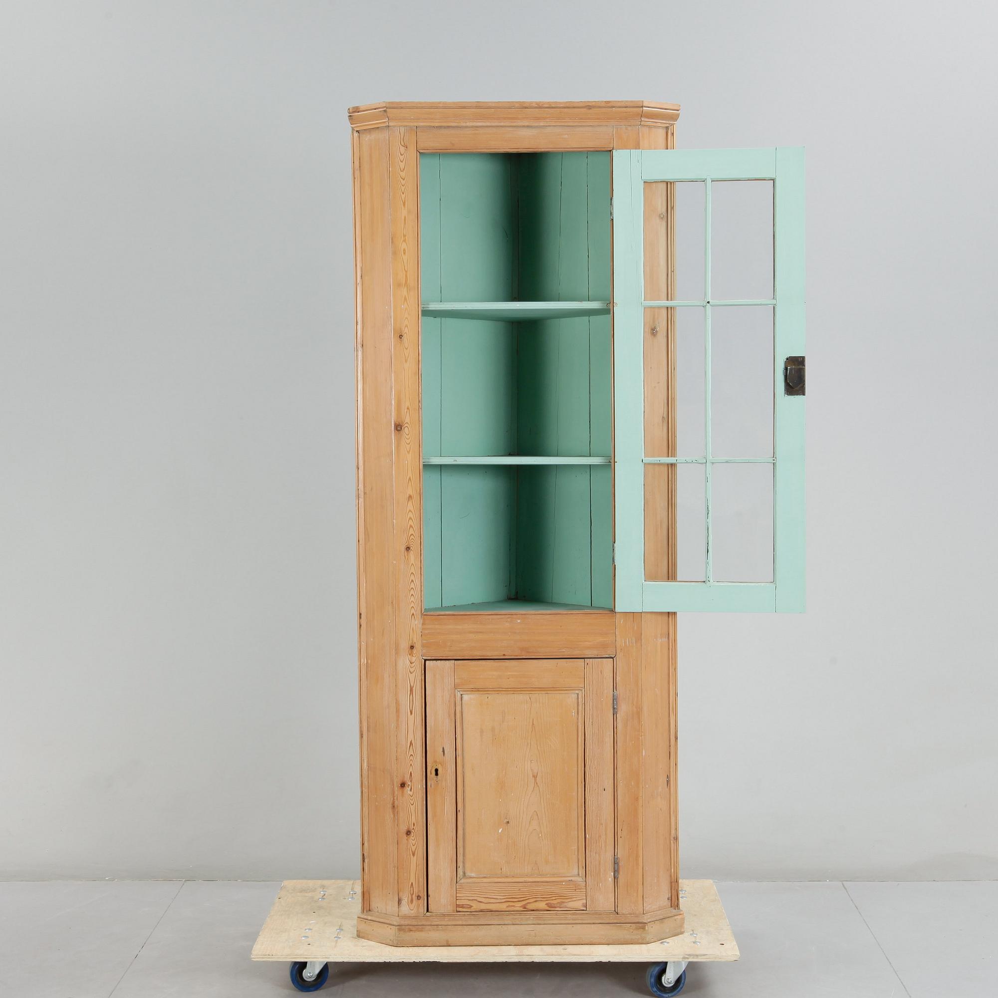 HÖRNSKÅP, 1800-talets början.