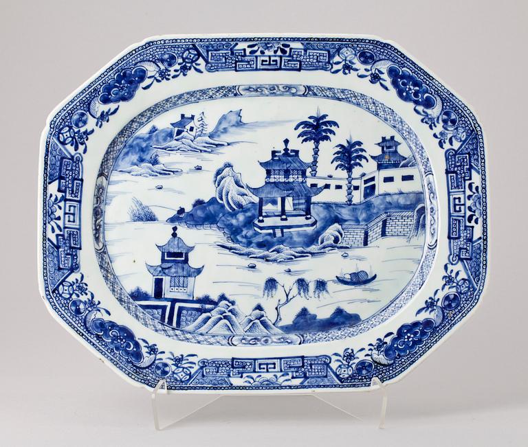 STEKFAT, porslin, Kina, Qianlong/Jiaqing, omkring 1800.