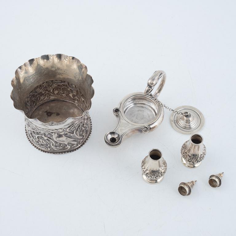 Bordstillbehör, 4 delar, silver, England, 1800-tal.