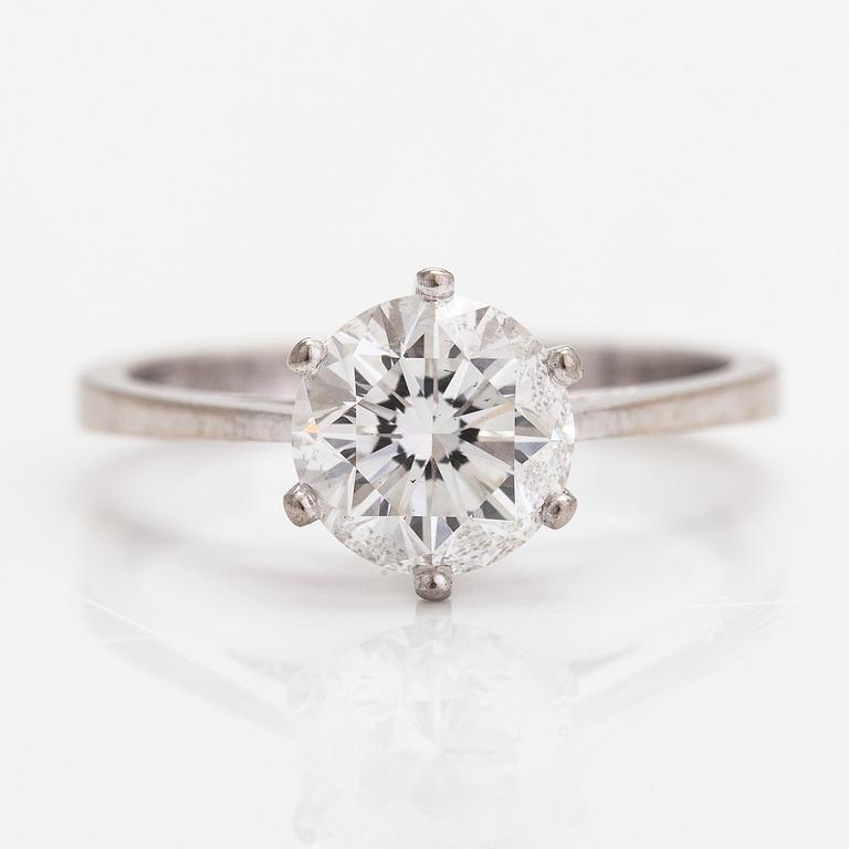 Ring, 18K vitguld och diamant ca 1.58 ct. Med intyg.