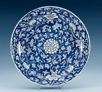 1516. A blue and white charger, Qing dynasty, Kangxi (1662-1722).