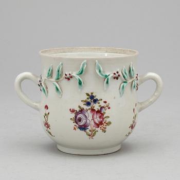 VAS, MUGG samt ASK MED LOCK, porslin, bl a Qianlong (1736-1795).