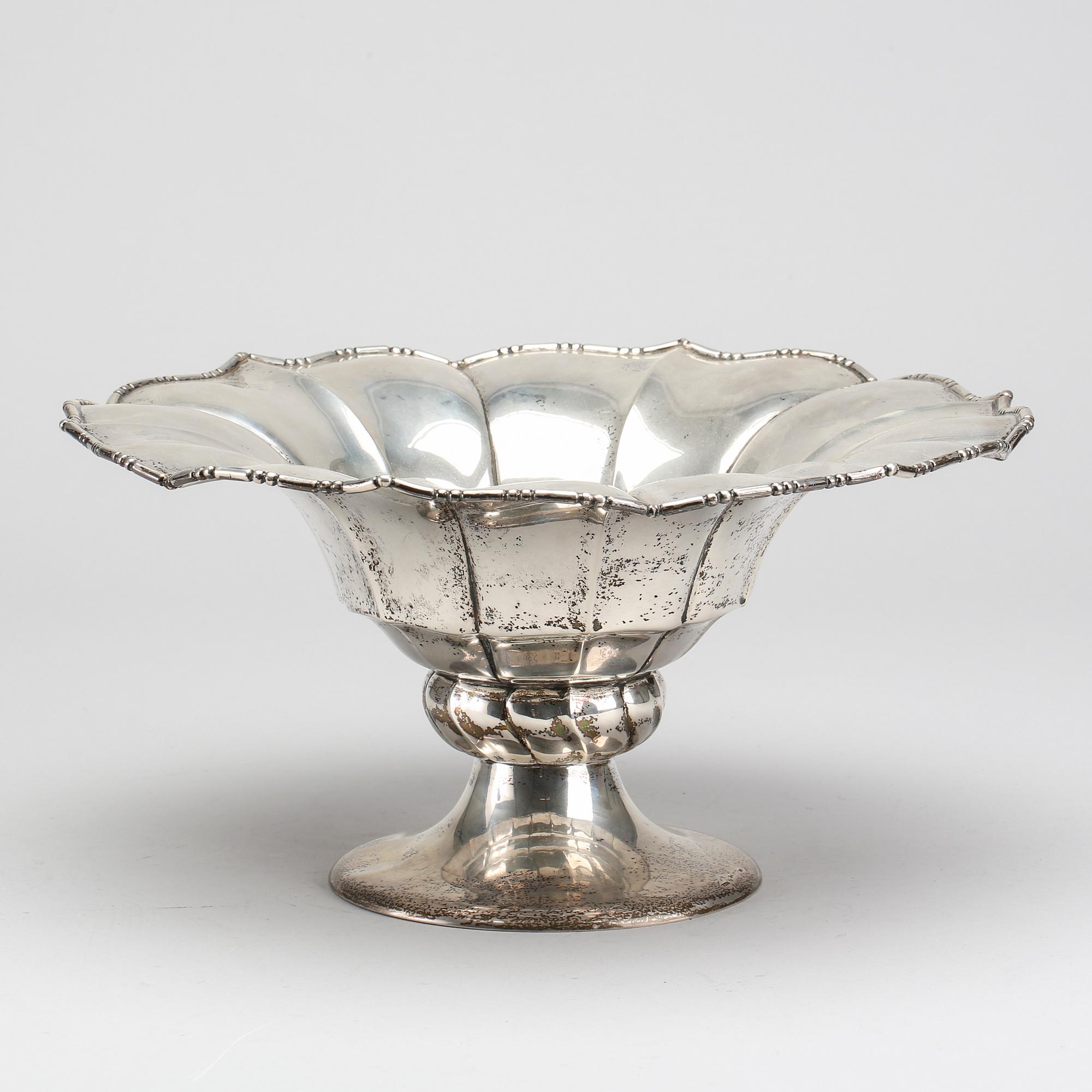 ERIC KALB, skål på fot, silver, Halmstad 1925, svenska importstämplar. Vikt c:a 790 g.