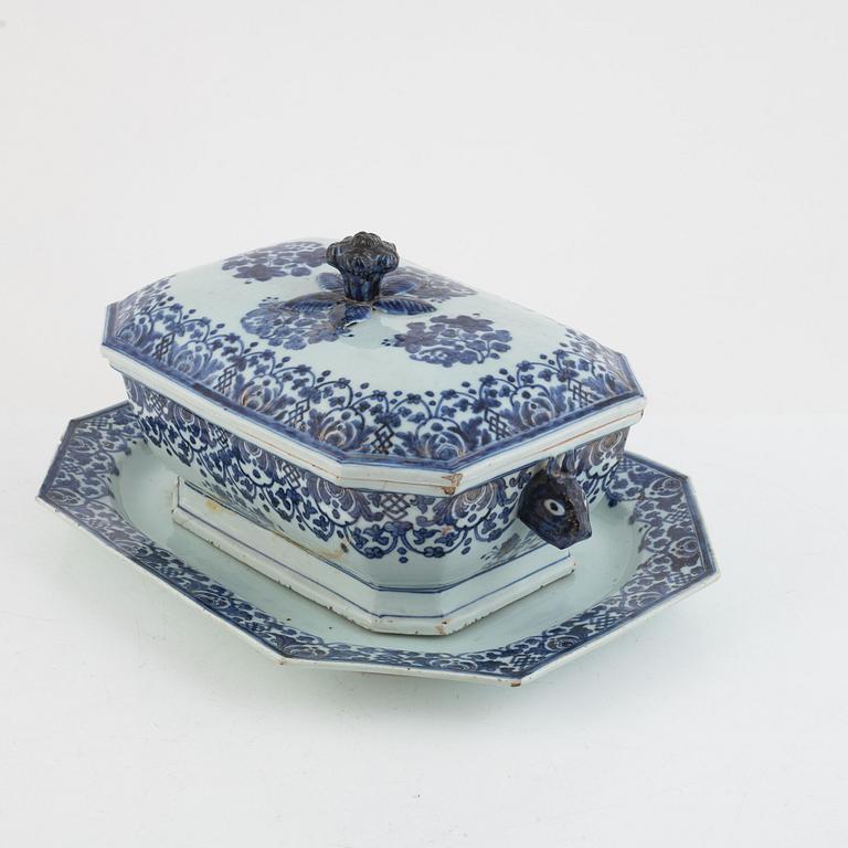 A Chinese export porcelain blue and white tureen with cover and stand, Qing dynasty, Qianlong (1736-95).