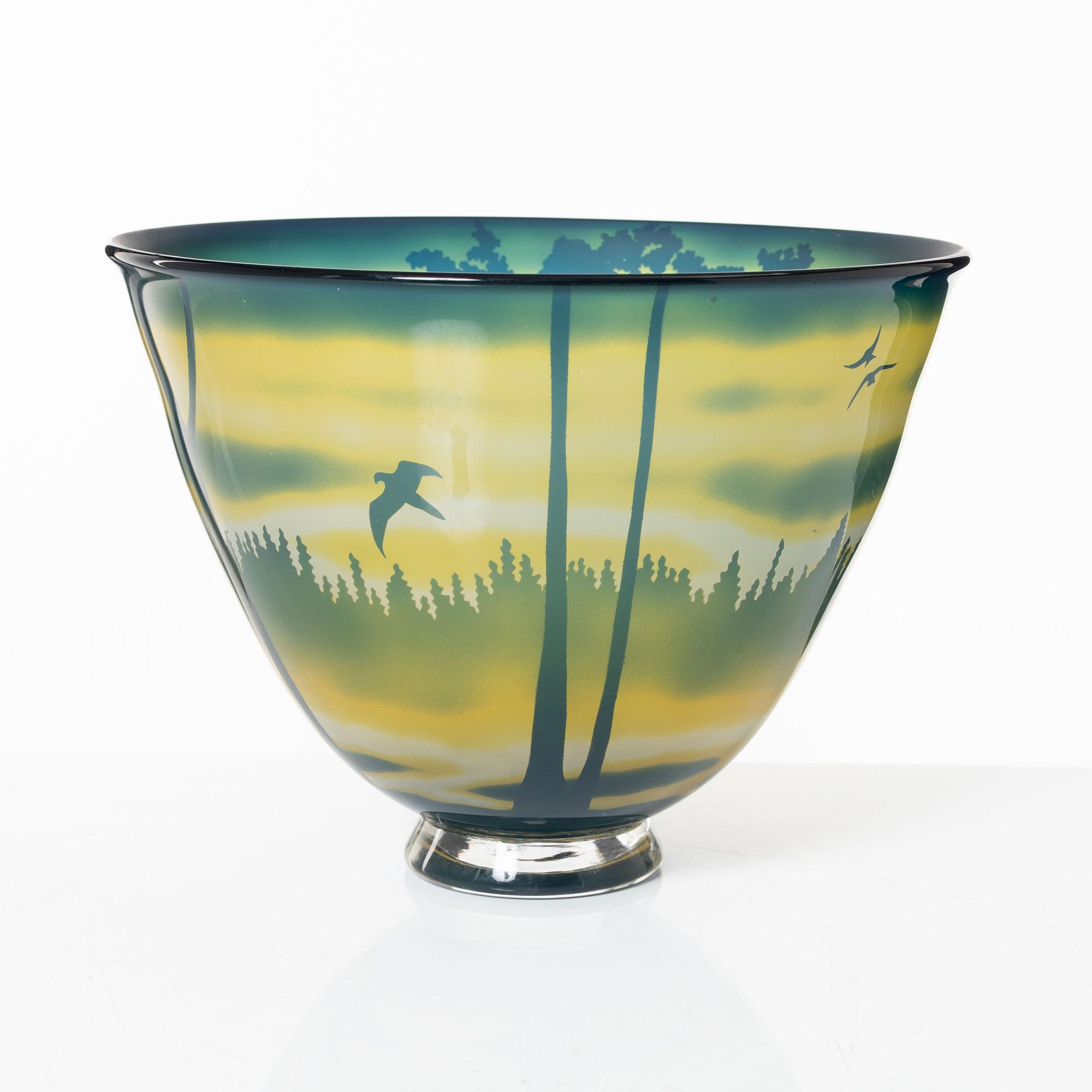 Jette Jörgensen, a cameo glass bowl, executed in her own studio, signed and dated -89.