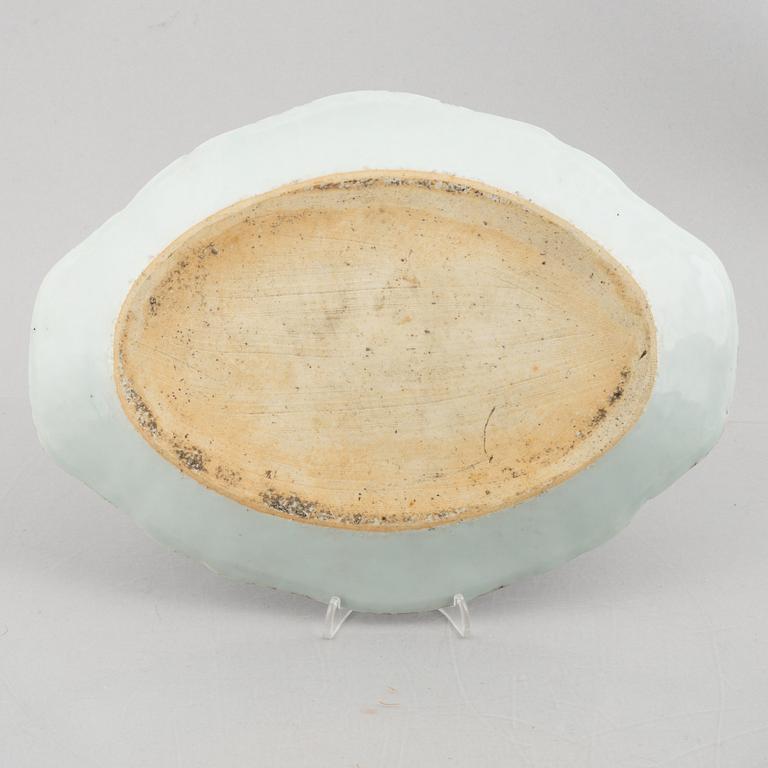 A Chinese export porcelain tureen with cover and a charger, Qing dynasty, Qianlong (1736-95).