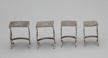 MINIATYRMÖBLER och STRYKJÄRN, 10 delar, silver, sekelskiftet 1900. Totalvikt 100 gr.