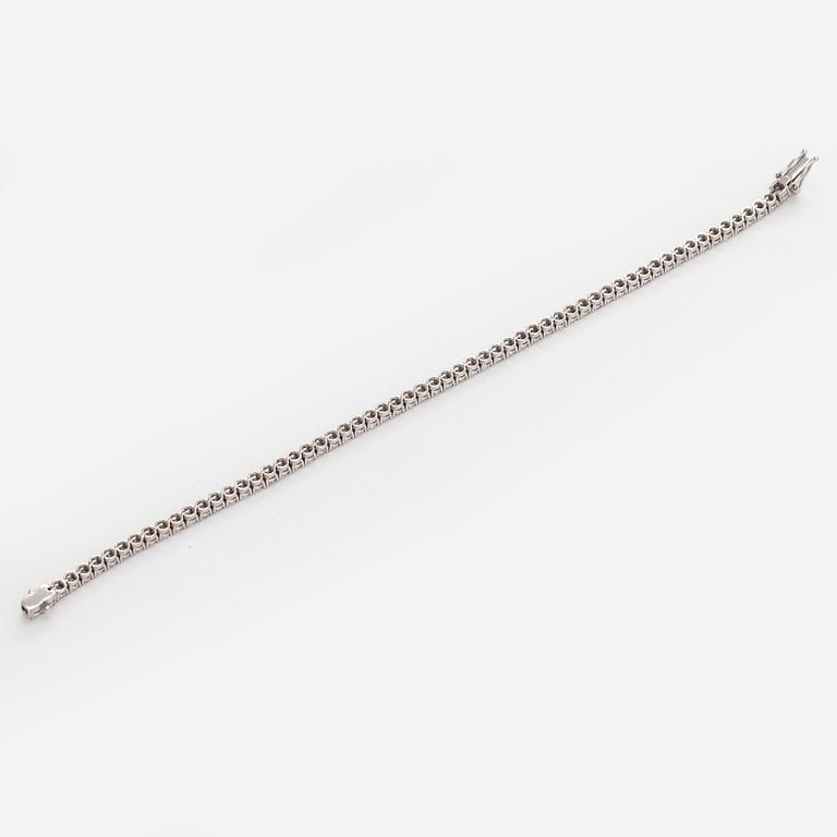 Tennisarmband, 18K vitguld, med briljantslipade diamanter.