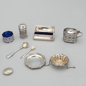 PARTI SILVER, 10 delar samt två skedar, silver, bla Birmingham. 1800-1900-tal. Tot silvervikt ca 460 gram.