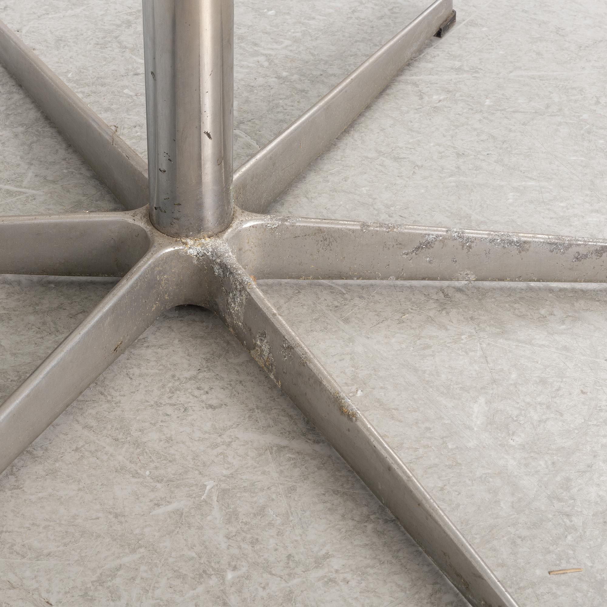 Arne Jacobsen, matbord, "Cirkulär / B825", Fritz Hansen, Danmark.