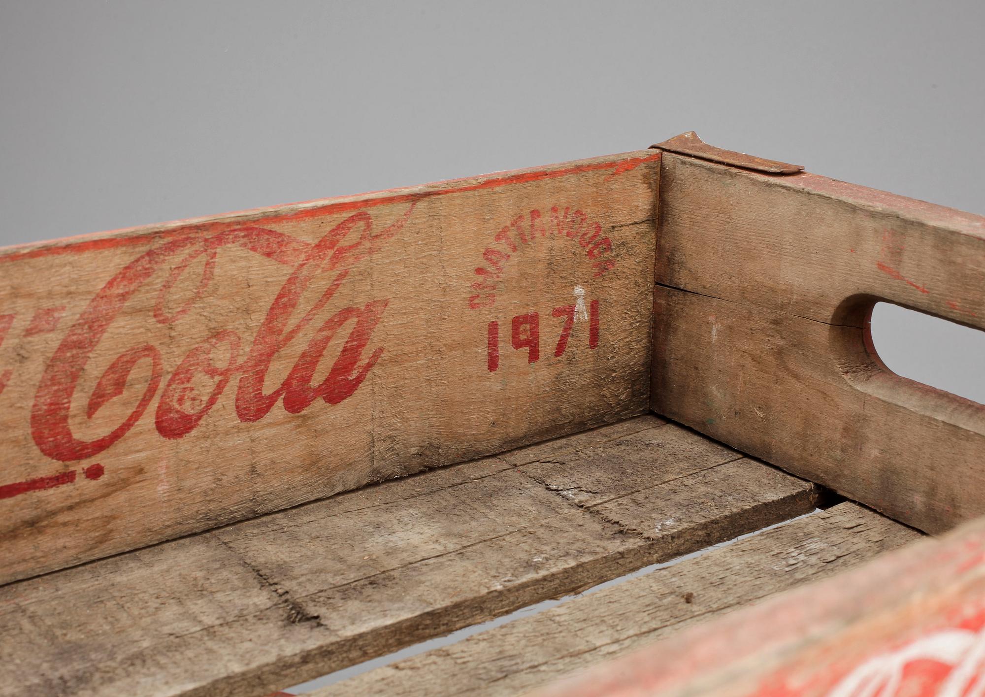 DRICKABACKAR, 3 st, Coca cola och 7 Up, omkring 1900-talets mitt.