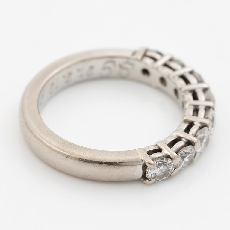 Ring, alliansring, 18K vitguld med briljantslipade diamanter.