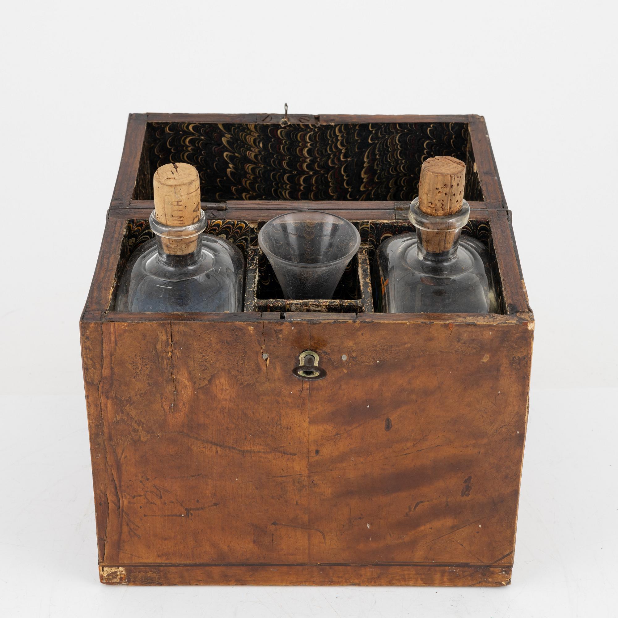 Schatull med pluntor och glas, 1800-tal.