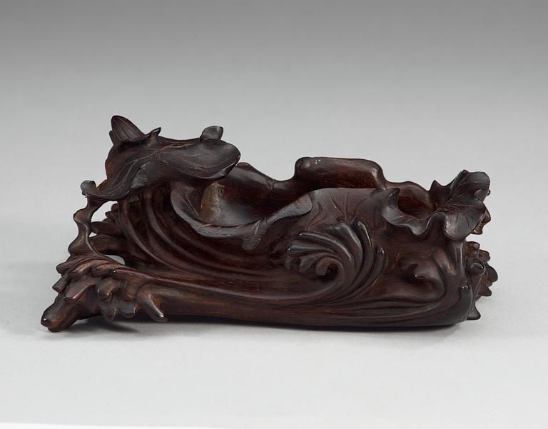 A carved wooden brushwasher, late Qing dynasty.