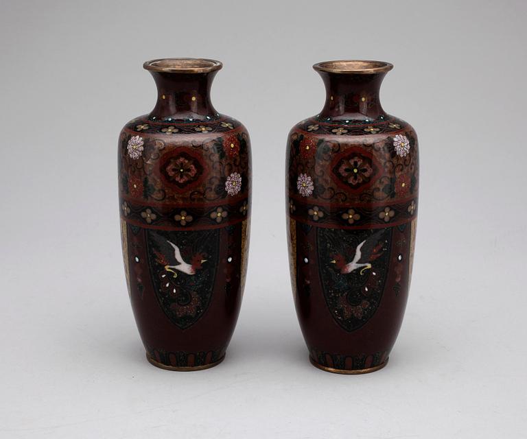 VASER, ett par, cloisonne. Japan, 1900-tal.