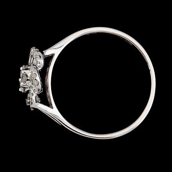 RING, 18 k vitguld, briljant- och smaragdslipade diamanter tot 0.39 ct. Vikt ca 2,1 g.