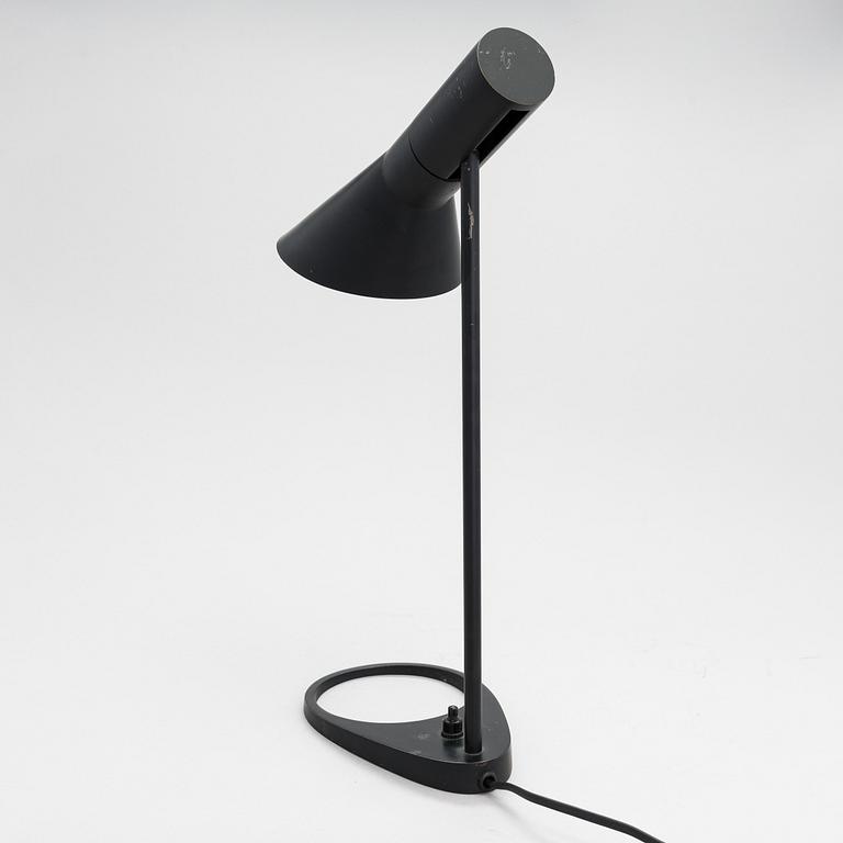 Arne Jacobsen, bordslampa, "AJ" mini, Louis Poulsen, Danmark.